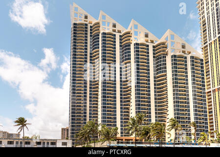 Sunny Isles Beach, USA - Mai 4, 2018: Pinnacle Kondominiumwohnsitze Wohnanlage, Hochhaus, Kondominium Komplex am Ufer, direkt am Strand, Küste, Stockfoto