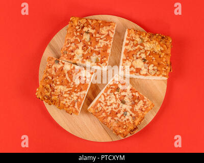 Pizza Stücke auf roten Hintergrund. Ansicht von oben Stockfoto