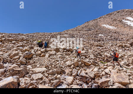 Trekker aufsteigend die Bel Airyk Pass auf der High-altitude Trek von Keng Shiber Kara Jilga, vorbei an Lake Zorkul, Pamir, Tadschikistan. Stockfoto