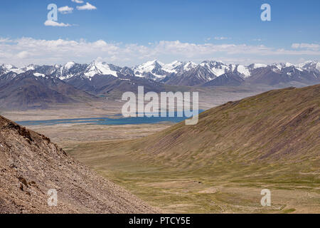 Blick auf den See Zorkul und afghanischen Große Pamir von Bel Airyk Pass, Keng Shiber, Pamir, Gorno Badachschan Autonome Region, Tadschikistan. Stockfoto