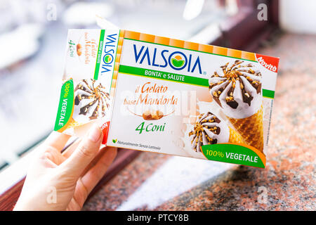 Warschau, Polen - 22. August 2018: Weiße Vanille Schokolade swirl Eis gelato Kegel Verpackung, italienische Unternehmen Marke, vegane Gemüse Mandel mil Stockfoto