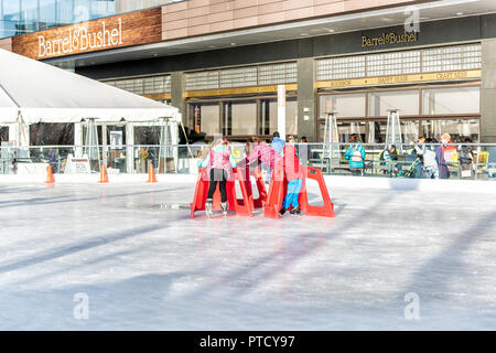 Tysons, USA - 26. Januar 2018: Architektur außen Tysons Corner Mall in Fairfax, Virginia von Mclean, Menschen, Kinder auf der Eisbahn von H Stockfoto