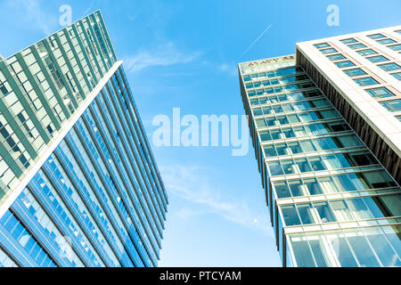 Tysons, USA - 26. Januar 2018: Hyatt Regency Hotel, Wolkenkratzer, Hochhaus gegen den blauen Himmel isoliert Stockfoto