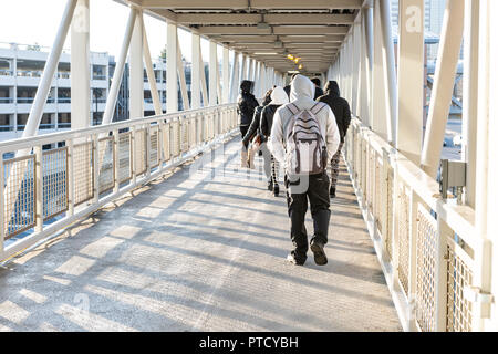 Tysons, USA - 26. Januar 2018: Tyson's Corner Mall U-Bahn U-Bahn Station in Fairfax, Virginia von Mclean, Gehweg Brücke, Menschen mit Rucksack zu Fuß Stockfoto