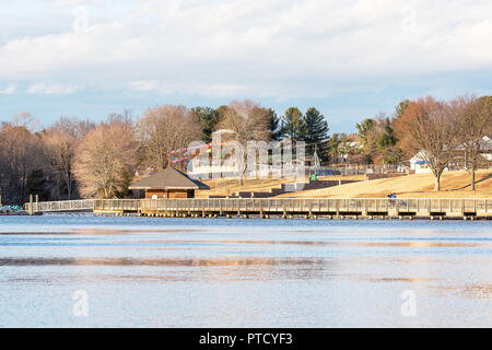 See Fairfax Park im Winter in Reston, Virginia mit Gebäuden, Einrichtungen bei Sonnenuntergang, Bäume Landschaft, blauen Wasser in Northern VA Stockfoto