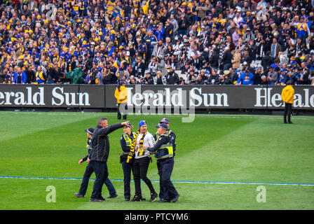 Die Polizei verhaftete und Begleitung ein pitch Invader am 2018 AFL Grand Final am MCG Melbourne, Victoria, Australien. Stockfoto