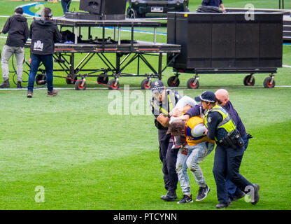 Die Polizei verhaftete und Begleitung ein pitch Invader am 2018 AFL Grand Final am MCG Melbourne, Victoria, Australien. Stockfoto