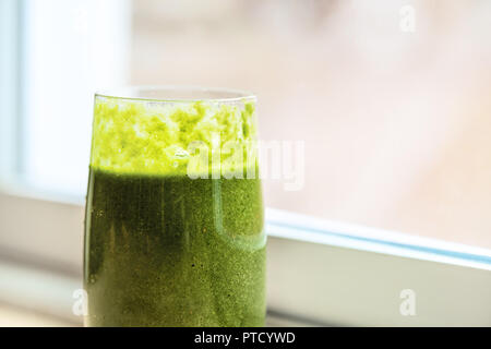 Nahaufnahme des grünen Gemüse Obst Smoothie in Glas innen, Innen, innen durch helles Licht Fenster, Tür, mit Niemand, für gesunde raw vegan Frühstück Stockfoto