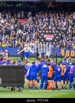 West Coast Eagles premiership Spieler Josh Kennedy auf der Bühne feiern nach 2018 AFL Grand Final am MCG Melbourne, Victoria, Australien. Stockfoto