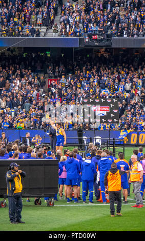 West Coast Eagles premiership Spieler Tom Barrass auf der Bühne feiern nach 2018 AFL Grand Final am MCG Melbourne, Victoria, Australien. Stockfoto