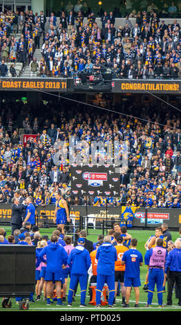 West Coast Eagles premiership Spieler und Kapitän Shannon Hurn Adam Simpson feiert, nachdem 2018 AFL Grand Final am MCG Melbourne, Victoria, Australien. Stockfoto