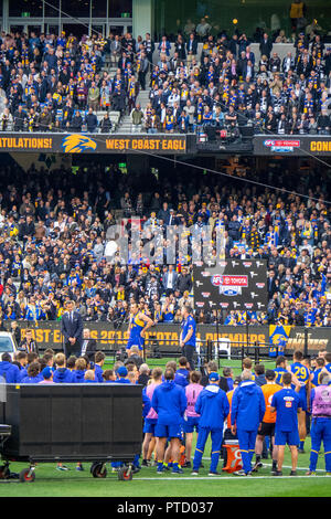 West Coast Eagles premiership Spieler und Kapitän Shannon Hurn Adam Simpson feiert, nachdem 2018 AFL Grand Final am MCG Melbourne, Victoria, Australien. Stockfoto