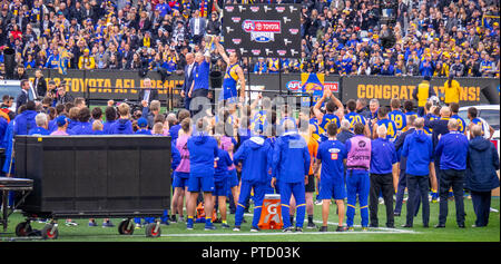 West Coast Eagles premiership Spieler und Kapitän Shannon Hurn Adam Simpson feiert, nachdem 2018 AFL Grand Final am MCG Melbourne, Victoria, Australien. Stockfoto