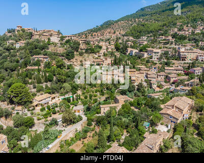 Luftaufnahme, Bergdorf Deia, Region Serra de Tramuntana, Mallorca, Balearen, Spanien Stockfoto