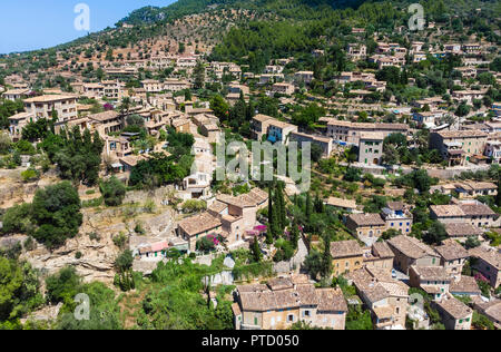 Luftaufnahme, Bergdorf Deia, Region Serra de Tramuntana, Mallorca, Balearen, Spanien Stockfoto