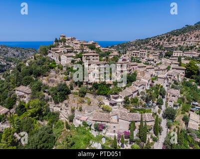 Luftaufnahme, Bergdorf Deia, Region Serra de Tramuntana, Mallorca, Balearen, Spanien Stockfoto