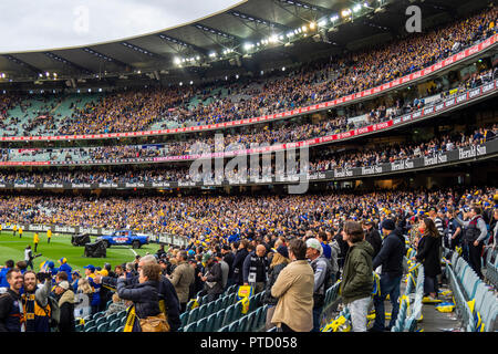 West Coast Eagles und Collingwood Fans und Unterstützer in 2018 AFL Grand Final am MCG Melbourne, Victoria, Australien. Stockfoto