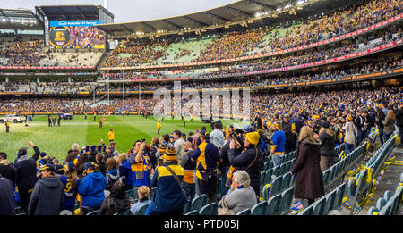 West Coast Eagles und Collingwood Fans und Unterstützer in 2018 AFL Grand Final am MCG Melbourne, Victoria, Australien. Stockfoto