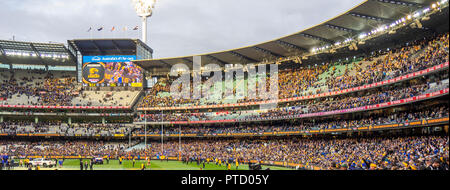 West Coast Eagles und Collingwood Fans und Unterstützer in 2018 AFL Grand Final am MCG Melbourne, Victoria, Australien. Stockfoto