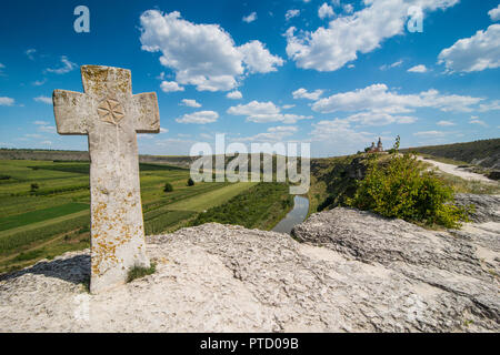Alte christliche Kreuz über dem historischen Tempel Komplex der alten Orhei Orheiul Vechi, Moldawien oder Stockfoto