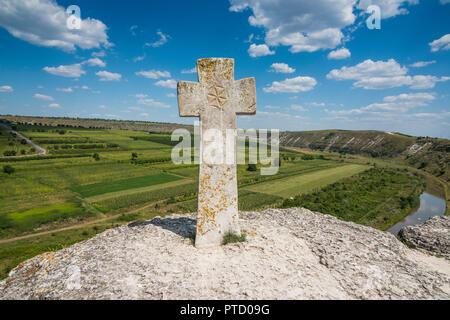 Alte christliche Kreuz über dem historischen Tempel Komplex der alten Orhei Orheiul Vechi, Moldawien oder Stockfoto