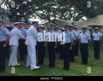 Kapitän James Pruett und Kapitän Christopher Chase eine einheitliche Inspektion der Küstenwache Sektor Guam Crewmitglieder bei einem Befehl Zeremonie am Marinestützpunkt Guam, 7. Juli 2017 durchzuführen. Die Änderung des Befehls Zeremonie ist eine altehrwürdige Tradition, die formell Transfers Zuständigkeit, Befugnis und Verantwortlichkeit von einem Individuum auf ein anderes. Stockfoto