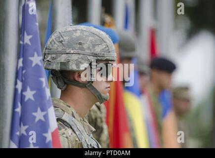 Soldaten aus Armenien, Kroatien, Montenegro, Rumänien, der Ukraine und den Vereinigten Staaten warten Flagge ihres Landes während der offiziellen Eröffnung der multinationale Übung Getica Sabre 17 an der gemeinsamen nationalen Training Center in Cincu, Rumänien, 7. Juli 2017 zu erhöhen. Getica Sabre 17 ist eine US-geführte Fire Support Koordination und kombinierte Waffen live-fire Übung umfasst sechs Verbündete und Partner Nationen mit mehr als 4.000 Soldaten. Getica Sabre läuft gleichzeitig mit Säbel Wächter, ein US Army Europe-led, multinationale Übung, erstreckt sich über Bulgarien, Rumänien und Ungarn wi Stockfoto