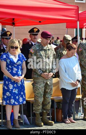 Us Armee Fallschirmjäger Col. Gregory K. Anderson, ausgehende Kommandant der 173Rd Airborne Brigade (Mitte) und Frau während der Änderung der Befehl Zeremonie an Caserma Del Din in Vicenza, Italien, 7. Juli 2017. Die 173Rd Airborne Brigade, in Vicenza, Italien, ist die Armee Contingency Response Force in Europa, und ist in der Lage, Kräfte projizieren die vollständige Palette der militärischen Operationen in den Vereinigten Staaten der Europäischen, Zentralen und Bereiche afrikanischen Befehle" von bzw. zu leiten Stockfoto