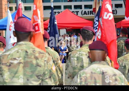 Us Armee Fallschirmjäger Col. Gregory K. Anderson, ausgehende Kommandant der 173Rd Airborne Brigade (Mitte) und seine Frau während der Änderung des Befehls Zeremonie an Caserma Del Din in Vicenza, Italien, 7. Juli 2017. Die 173Rd Airborne Brigade, in Vicenza, Italien, ist die Armee Contingency Response Force in Europa, und ist in der Lage, Kräfte projizieren die vollständige Palette der militärischen Operationen in den Vereinigten Staaten der Europäischen, Zentralen und Verantwortungsbereiche afrikanischen Befehle durchzuführen. Stockfoto