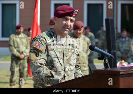 Oberst Gregor K. Anderson, ausgehende Kommandant der 173Rd Airborne Brigade, spricht während der Änderung der Befehl Zeremonie an Caserma Del Din in Vicenza, Italien, 7. Juli 2017. Die 173Rd Airborne Brigade, in Vicenza, Italien, ist die Armee Contingency Response Force in Europa, und ist in der Lage, Kräfte projizieren die vollständige Palette der militärischen Operationen in den Vereinigten Staaten der Europäischen, Zentralen und Verantwortungsbereiche afrikanischen Befehle durchzuführen. Stockfoto