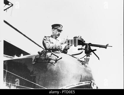 Navy lt Arthur E.J. Männlich, USNRF, in der Gunner bug Position, mit einem Lewis aircraft Machine Gun, am Naval Aircraft Factory, Philadelphia, Pennsylvania, 25. März 1918. Hinweis Bomben-zieleinrichtung auf der Ebene, neben der Schütze. Stockfoto