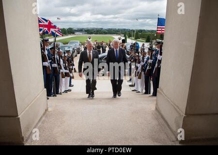 Verteidigungsminister Jim Mattis Spaziergänge mit dem Britischen Staatssekretär für Verteidigung Sir Michael Fallon vor einer Sitzung im Pentagon in Washington, D.C., 7. Juli 2017. Stockfoto