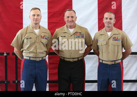 Der scheidende Kommandeur, Oberst Jason L. Morris, Links, und eingehende kommandierenden Offizier, Oberst David M. Fallon, posieren für ein Foto mit den westlichen Recruiting Region kommandierenden General Brig. Gen. William Jurney, während des 9. Marine Corps Bezirk Ändern des Befehls Zeremonie, die an Bord der Naval Station Great Lakes, Illinois, am 7. Juli 2017. Stockfoto