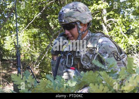 Spc. Johanes Cora, ein radfahrzeug Mechaniker mit B-Company, 277th Aviation Support Battalion, prüft die Kommunikation außerhalb der Einlasskontrolle arbeiten bei Novo Selo, Bulgarien, die am 7. Juli. Cora und zwei andere Soldaten workred Eine 12 Stunden Schicht, wobei aber nur der genehmigte Datenverkehr taktischen Operationen der Brigade eingegeben Center während der Übung Sabre Guardian 17. Stockfoto