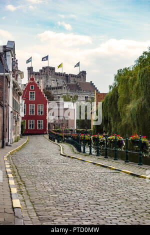 Straße entlang des Flusses Leie mit Blick auf Burg Gravensteen, Augustijnenkaai, Gent, Belgien Stockfoto