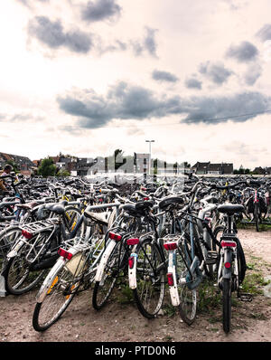 Fahrräder, die zu einem Fahrrad geparkt, Parkplatz, Ghent-St-Pieters Bahnhof, Gent, Belgien Stockfoto