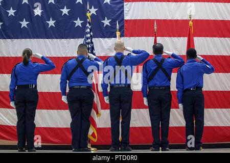 Mitglieder der Transportation Security Administration Ehrengarde von der Nashville Airport post die Farben während der US-Armee Korps der Ingenieure Nashville Bezirk Ändern des Befehls Zeremonie am 7. Juli 2017 an der Tennessee National Guard Armory in Nashville, Tennessee, Oberstleutnant Cullen A. Jones wurde die 65. Kommandant des Bezirks. Stockfoto