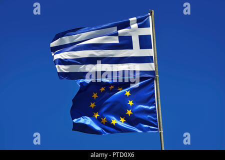 Griechische Fahne und Flagge der Europäischen Union fliegen in den Wind, Kreta, Griechenland Stockfoto