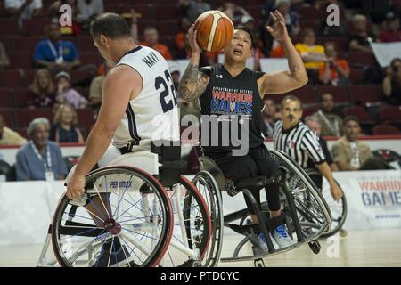 Army veteran Sgt. Jhoonar Barrera kollidiert mit Navy veteran Chief Petty Officer Hector Varela während der Abt. 2017 der Verteidigung Krieger Spiele in der vereinigten Mitte in Chicago Juli 7, 2017. Stockfoto