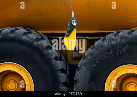Zusammenfassung von schweren LKW-Räder und ein Gelbes Gehäuse Stockfoto