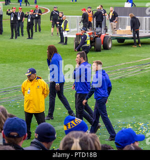 West Coast Eagles Spieler Nic Natanui Eric McKenzie und Brad Sheppard an 2018 AFL Grand Final am MCG Melbourne, Victoria, Australien. Stockfoto