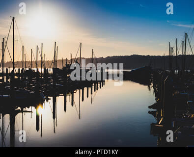Morgen Sonnenaufgang Hafen mit Hazy gefiltertes Licht und Schatten Stockfoto
