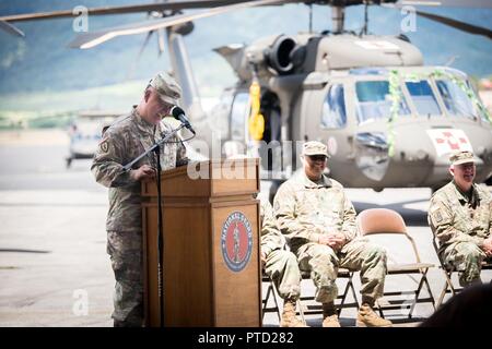 Oberst Roger T. Puhaki gibt seine Anmerkungen während 1/189 th Aktivierung und Flugzeuge Einweihung an Wheeler Armee Airifield, Wahiawa, Hawaii Juli 9th, 2017. Die 1/189 th Allgemeine Unterstützung Aviation Battalion ist der erste MEDEVAC Einheit in der Pennsylvania National Guard. Stockfoto