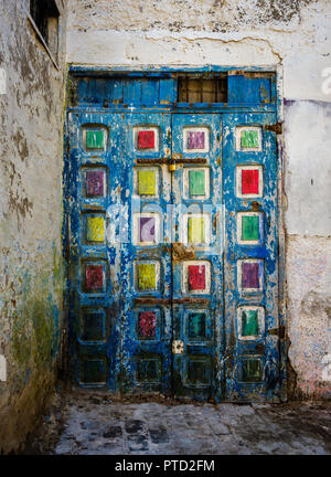 ESSAOUIRA, MAROKKO - ca. Mai 2018: Blick auf typische Gasse und Türen in der Zitadelle von Essaouira. Stockfoto