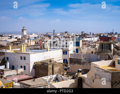 ESSAOUIRA, MAROKKO - ca. Mai 2018: Blick über die Dächer von Essaouira und Altstadt. Stockfoto