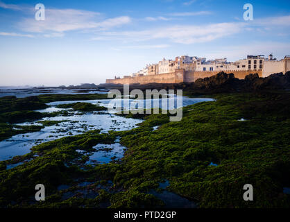 ESSAOUIRA, MAROKKO - ca. Mai 2018: Blick von Essaouira, Gezeiten-pools und befestigten Mauern. Stockfoto