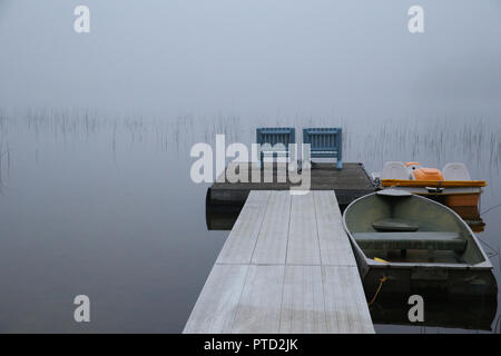 Nebeliger Morgen See Peter Stockfoto