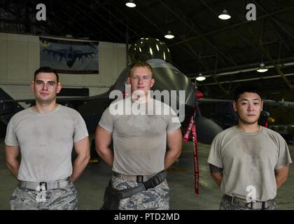 Senior Airman Ventsislav Ivanov, Flieger 1. Klasse Daniel Namowicz und US Air Force Staff Sgt. Gesungener Kim, 36 Aircraft Maintenance Unit Waffen laden Besatzungsmitglieder, posieren vor einer F-16 Fighting Falcon am Osan Flughafen, der Republik Korea, 7. Juli 2017. Beide Mannschaften waren erforderlich, um das Flugzeug wieder in Ihre vordefinierten bekämpfen figuration Status generieren. Stockfoto