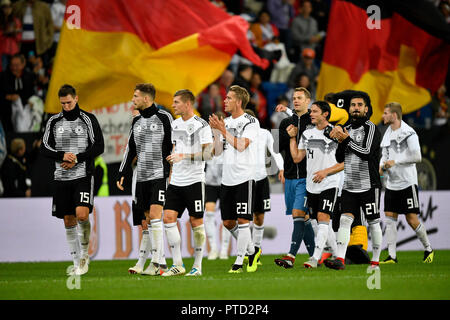 Fußballspieler, die Deutsche Nationalmannschaft durch die Zuschauer nach dem Match, WIRSOL Rhein-Neckar-Arena, Baden-Württemberg, Deutschland Stockfoto