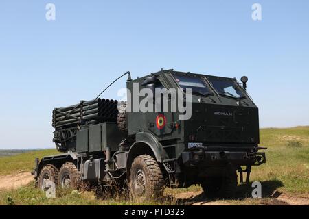 Soldaten, der die rumänische Armee, die paladine zu einer neuen Position während einer Live Fire Übung in Subiu, Rumänien, 10. Juli 2017. Getica Sabre 17 ist eine US-led Feuer Koordinierung und kombinierte Waffen live fire Übung umfasst sechs Verbündete und Partner Nationen mit mehr als 4.000 Soldaten. Getica Sabre 17 läuft gleichzeitig mit Säbel Guardian 17, ein US Army Europe-led, multinationale Übung, erstreckt sich über Bulgarien, Rumänien und Ungarn mit über 25.000 service Mitglieder aus 22 NATO-Mitglieder und der Partnerstaaten. (Rumänische Armee Stockfoto